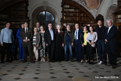 Zaproszeni goście zwiedzający bibliotekę klasztorną